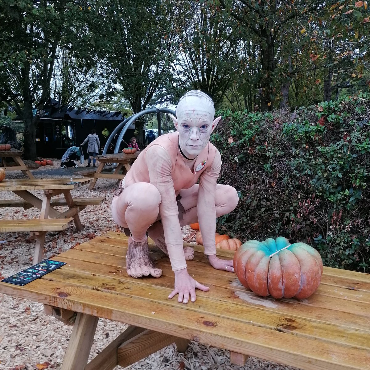 futuroscope's tweet image. Les équipes du Parc se sont déguisées pour #Futuroween 🎃 Les costumes ont remplacé leurs tenues habituelles, pour le plus grand plaisir des visiteurs 😁