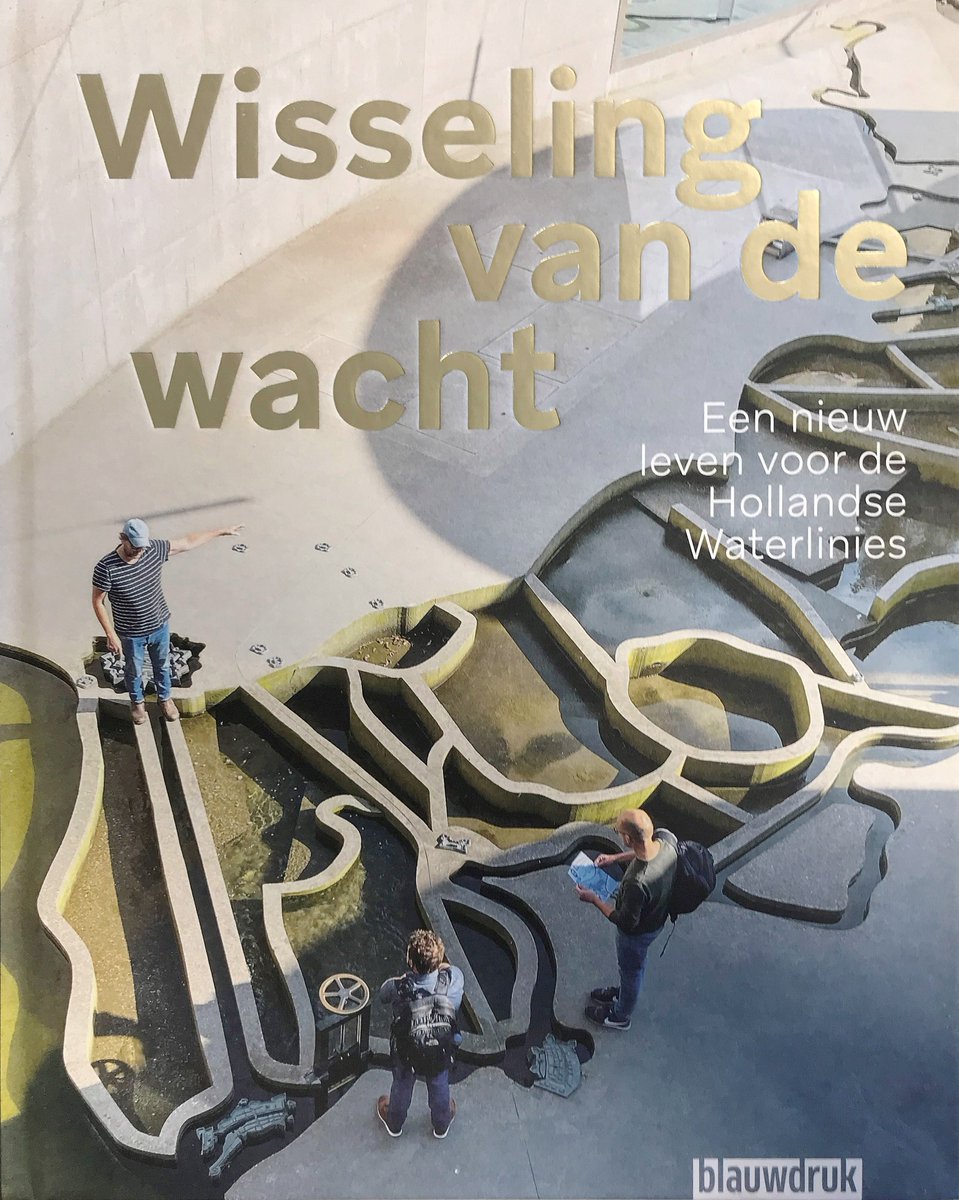Nu verkrijgbaar: het boek Wisseling van de Wacht! Voorzitter van het gemeenschappelijk orgaan Hollandse Waterlinies Rosan Kocken ontving het eerste exemplaar op het Nationaal Monumentencongres en reikte het boek uit aan waterlinie-ondernemers. 

Meer info: bit.ly/3WkTvsW