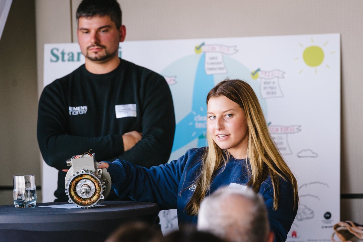 InitiativeNAT's tweet photo. Beschäftigt euch mit einer nachhaltigen Zukunft, macht euren Weg! Abschlusstag beim Programm #cleantech - die @HH_Energiewerke @HH_BWI und @siemensenergy im Gespräch https://t.co/PWSztdE23y
#technologien #ausbildung #mint 
@hh_bsb @hamburginno @HWK_Hamburg https://t.co/Z8hW0gmZ3e