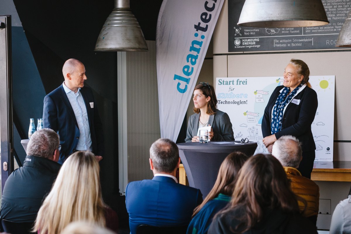 InitiativeNAT's tweet photo. Beschäftigt euch mit einer nachhaltigen Zukunft, macht euren Weg! Abschlusstag beim Programm #cleantech - die @HH_Energiewerke @HH_BWI und @siemensenergy im Gespräch https://t.co/PWSztdE23y
#technologien #ausbildung #mint 
@hh_bsb @hamburginno @HWK_Hamburg https://t.co/Z8hW0gmZ3e