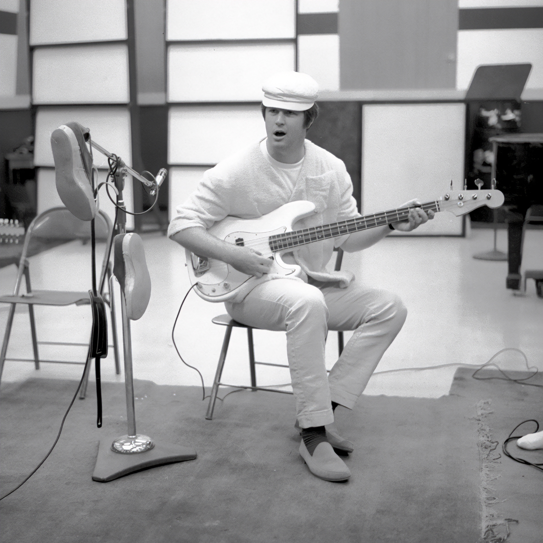 BrianWilsonLive's tweet photo. 1965: Brian in the studio.

#1965
#thebeachboys
#recordingsession
#bass
#terrycloth https://t.co/Zh026Pu4jr