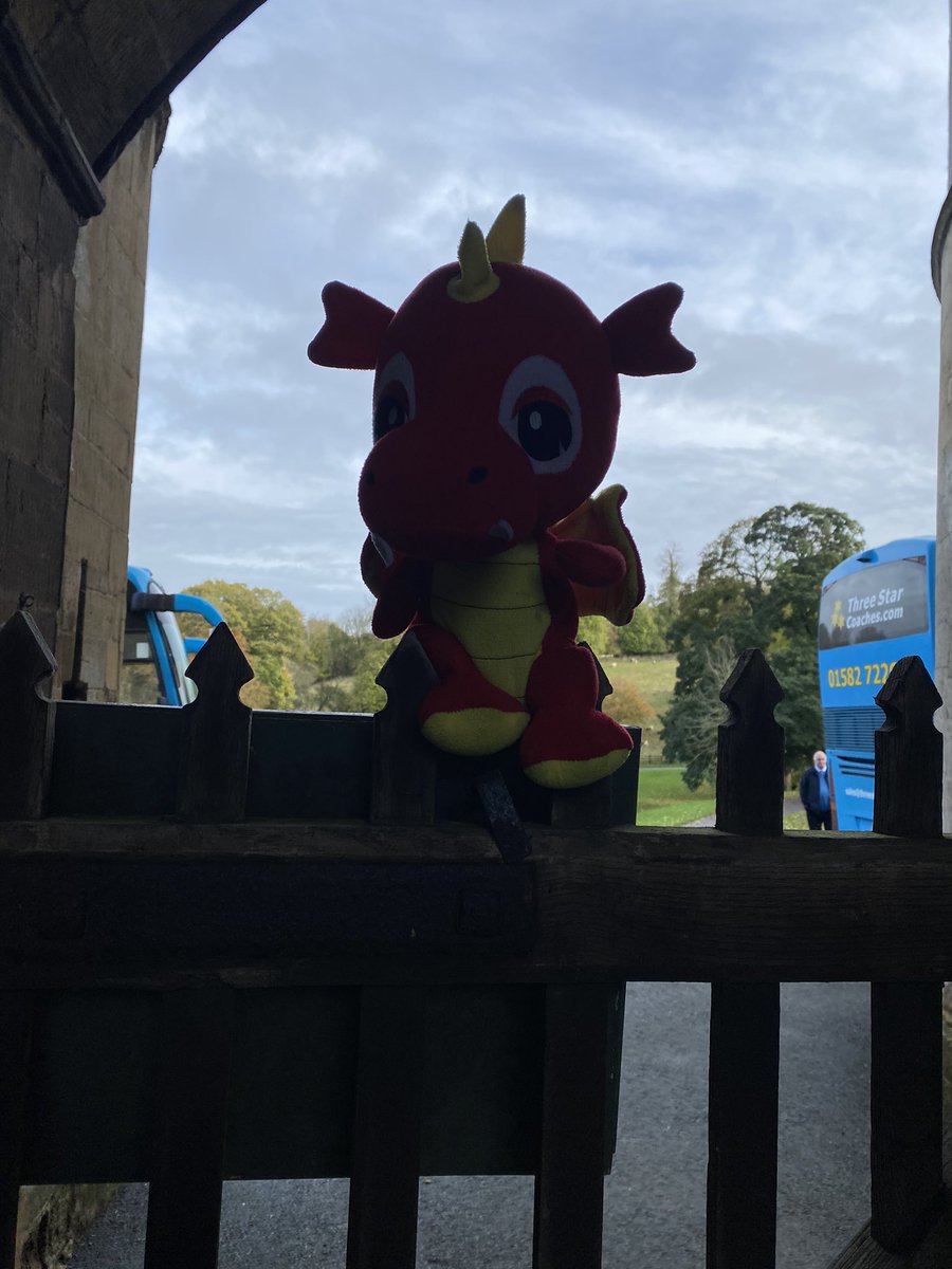 denisemburgess's tweet photo. Saying goodbye to their dragon as they leave him @rockinghamcastl please take good care of him! @GreatDenhamPS https://t.co/9Ng9xwn4lw