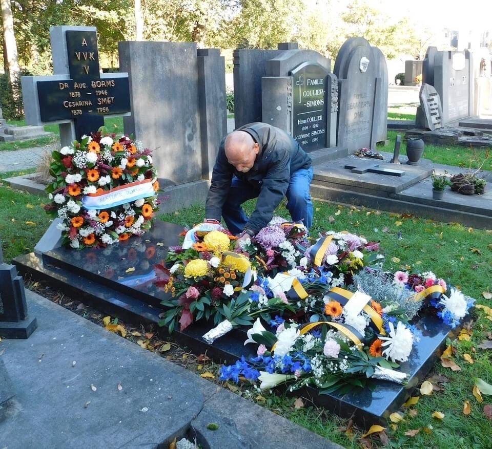 iNtRoVeRt_Ed's tweet photo. Priority in #Antwerp Belgium: 

Restoring the grave of notorious WWII collaborator August Borms. On 1/11 Neo-Nazi sympathizers lined it with flowers.

In stark contrast to the rest of Europe, Belgian's Flemmish region just can't let go of its dark past.

#collaboration #Nazism https://t.co/ciHRVQCUvk