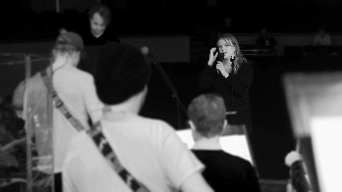 lahtisymphony's tweet photo. Loppuunmyyty Yona & Sinfonia Lahti -konsertti huomenna - taianomainen ilta luvassa! Yona esittää kanssamme ”Uni johon herään” -albuminsa. Konsertin johtaa Taavi Oramo.
#SinfoniaLahti #Sibeliustalo #Yona #TaaviOramo https://t.co/F4xzOjxt0g