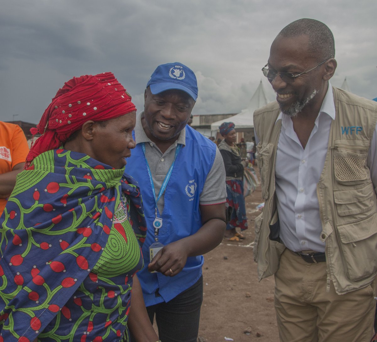 MusokoPeter's tweet photo. Courage is smiling in the face of adversity!

In Kanyarucinya, I met inspiring people like Florence. A mother of 8, she told me that this evening would be the 1st proper meal she &amp; her kids had eaten since they fled on foot a week ago. We can't turn a blind eye to this crisis!🇨🇩 https://t.co/y1BaLEMnrN