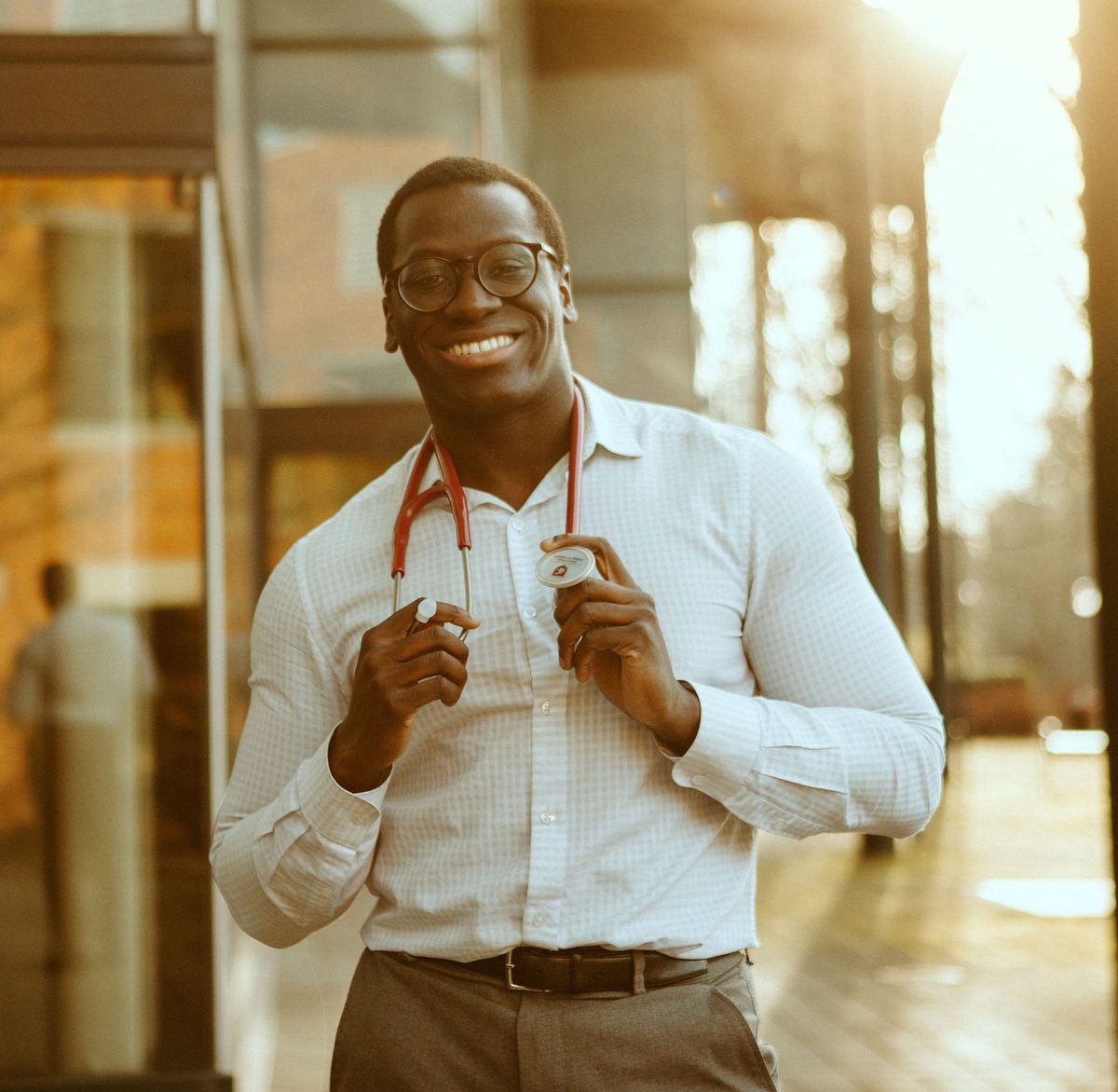There's a lot of new followers so let me reintroduce myself! (A thread) 

My name is Joel Bervell. I'm a medical student, but on social media I'm better known as the "Medical Mythbuster" for creating short-form content about healthcare disparities to an audience of 600K+!