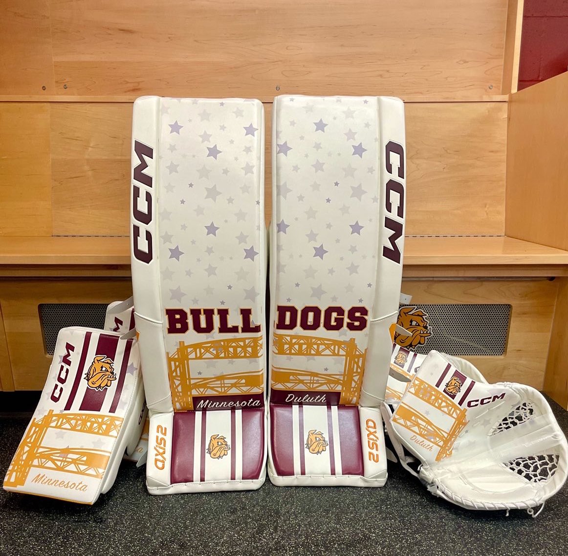 GoalieGearNerd's tweet photo. Unreal custom @CCMGoalie #AXIS2 setup for @umdwhockey’s @BlankArts_. Big fan of the overall layout of the graphics. #GGNApproved
#GoalieGearNerd #GGNCCM #CCMGoalie https://t.co/aaLG5lmmLh