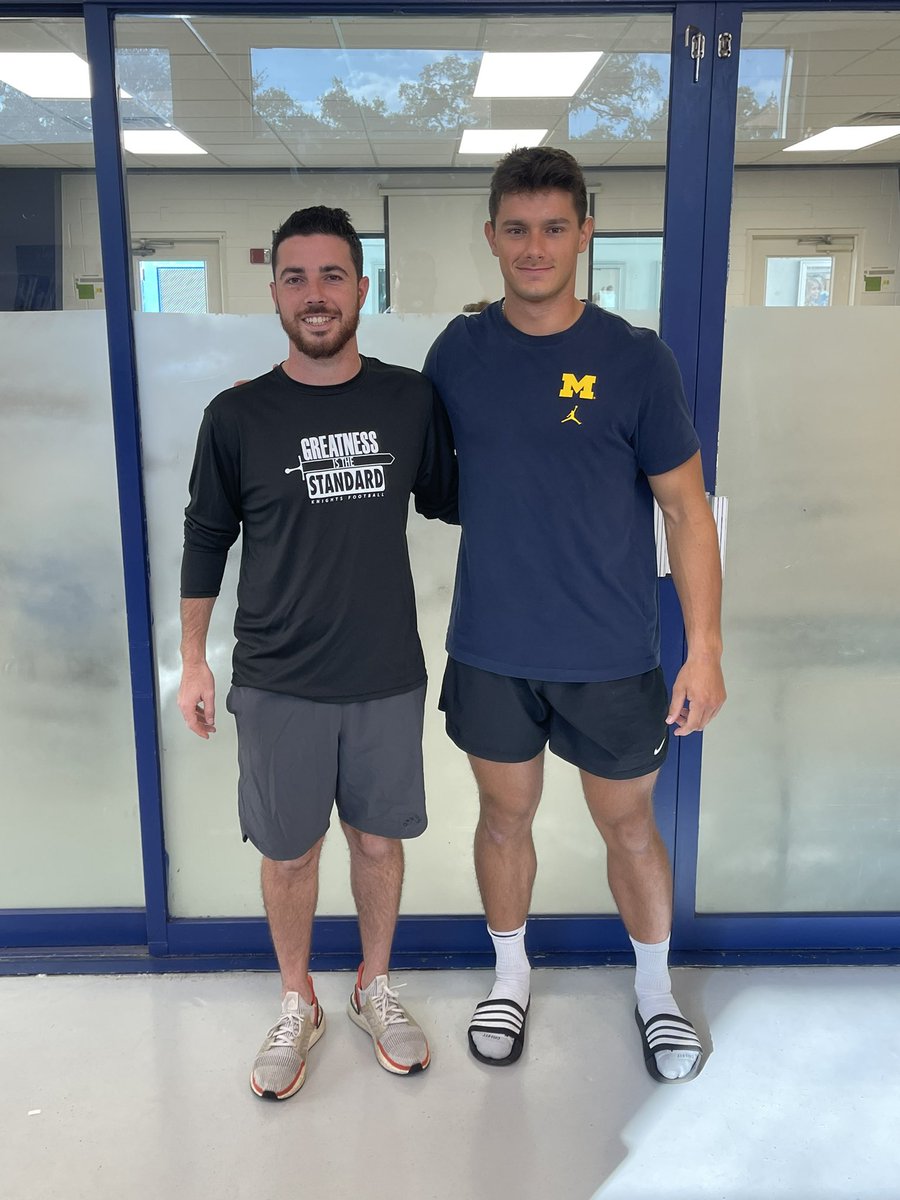 CoachJesse18's tweet photo. 🚨 Coaches looking for big RB who’s a true 3 down RB!

@BenCottrell32 is exactly that! He’s 6’ 215 and has a 4.0 GPA 📚 

32’ Vert - 345 Clean &amp; Jerk - 470 Squat

700 yds &amp; 7 TDs!

Ben is one of the hardest working &amp; most professional mindset HUMANS I’ve been around!

Call me! ☎️ https://t.co/ZMdr5MFc27