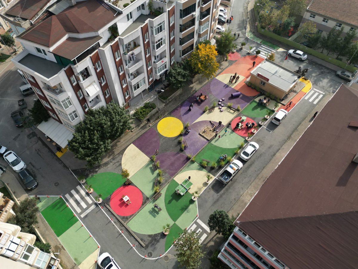 This week was the grand opening of our street transformation project in Gebze, Turkey! This project transformed an underutilized parking space as well as an intersection outside a school facility into a vibrant and interactive public space for kids and their caregivers.