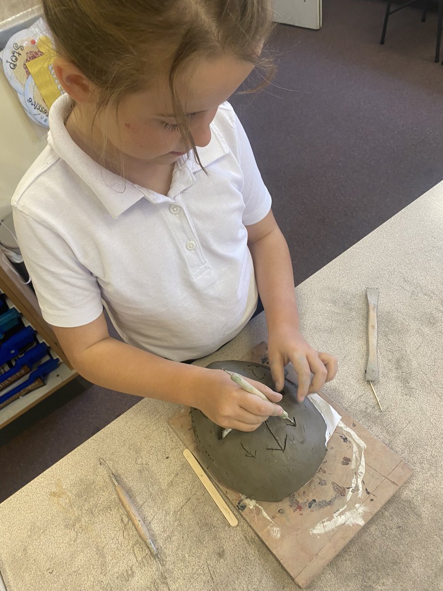 What a busy day it has been in Y4! After researching, designing and experimenting, the first group have finally begun their Iceni war masks. And let us tell you, clay is a tricky beast at times! But not for these artists…🎭