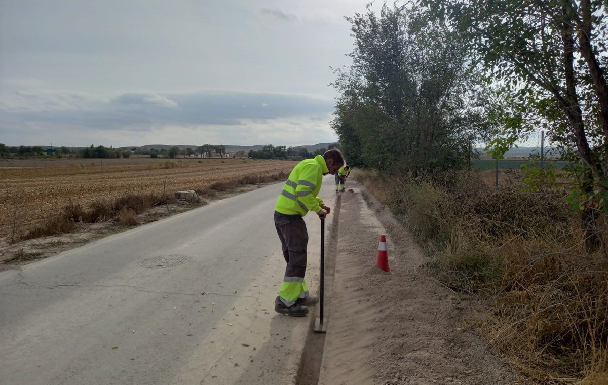 AytoAlbacete's tweet photo. 💬La concejala de Barrios y Pedanías afirma que “la pedanía de El Salobral está más cerca de Albacete con la llegada de la #fibraóptica🌐”
#Albaladejo destaca que este servicio digital se ha extendido a todas las #pedanías y urbanizaciones con cobertura susceptible de mejora✅ https://t.co/wNU6am83ZG