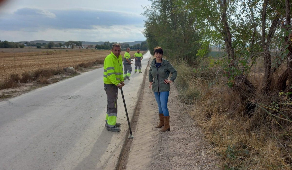 AytoAlbacete's tweet photo. 💬La concejala de Barrios y Pedanías afirma que “la pedanía de El Salobral está más cerca de Albacete con la llegada de la #fibraóptica🌐”
#Albaladejo destaca que este servicio digital se ha extendido a todas las #pedanías y urbanizaciones con cobertura susceptible de mejora✅ https://t.co/wNU6am83ZG