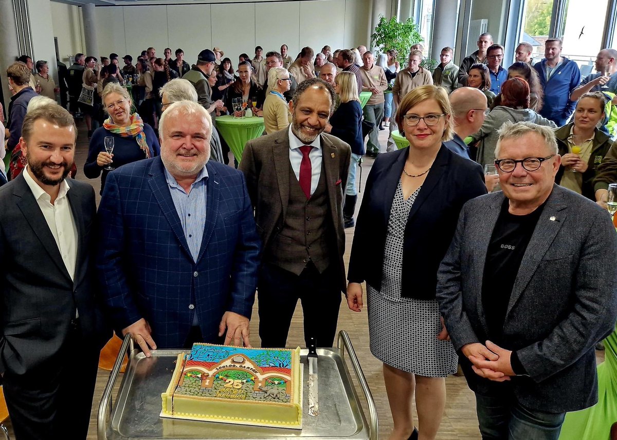 Skadi Jennicke (@skadijennicke) on Twitter photo Ein bewegender Moment. Belegschaft und Wegbegleiter/-innen kamen am Dienstag zusammen, um mit Prof. Jörg Junhold feierlich sein 25-jähriges Dienstjubiläum als Zoodirektor zu begehen.
#besterzoodeutschlands #zooleipzig #stadtleipzig
<a href="/Zoo_Leipzig/">Zoo Leipzig</a> Ein bewegender Moment. Belegschaft und Wegbegleiter/-innen kamen am Dienstag zusammen, um mit Prof. Jörg Junhold feierlich sein 25-jähriges Dienstjubiläum als Zoodirektor zu begehen.
#besterzoodeutschlands #zooleipzig #stadtleipzig
<a href="/Zoo_Leipzig/">Zoo Leipzig</a>