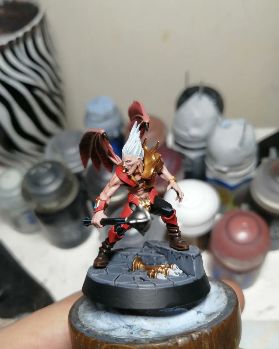 Finished this dude off last night! Absolutely love painting Vampires #crimsoncourt #paintingwarhammer #warhammercommunity