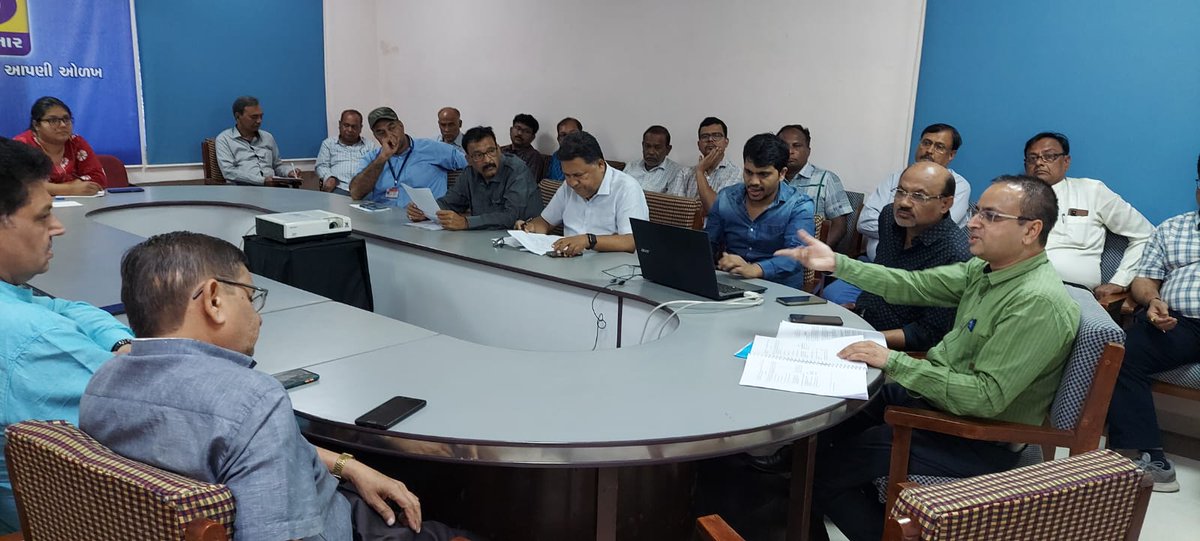 ddgirnarlive's tweet photo. कार्यालय के दैनिक कामकाज में राजभाषा हिंदी को बढ़ावा देने के लिए दूरदर्शन केंद्र अहमदाबाद में आज हिंदी  कार्यशाला का आयोजन किया गया ।
@RitaBJoshi @ManojTiwariMP @ianuragthakur @mpvadodara https://t.co/Ljb8CPMbvs