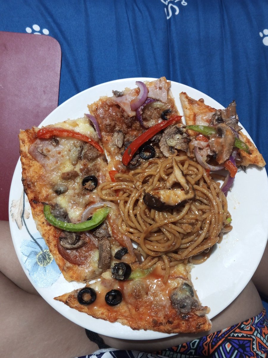 lalaLOVEmeee's tweet photo. 10/28/22 Celebrating our anniv with his fam, so food food food all the way talaga, wala pa ang ibang food dyan.  Tapos bagyo pa! Yes peeps, this is how we celebrate our 2nd anniv. Staycation at the Baksyon haus (their home) 😅💙💙💙🎉 https://t.co/LVjq5bHyXa