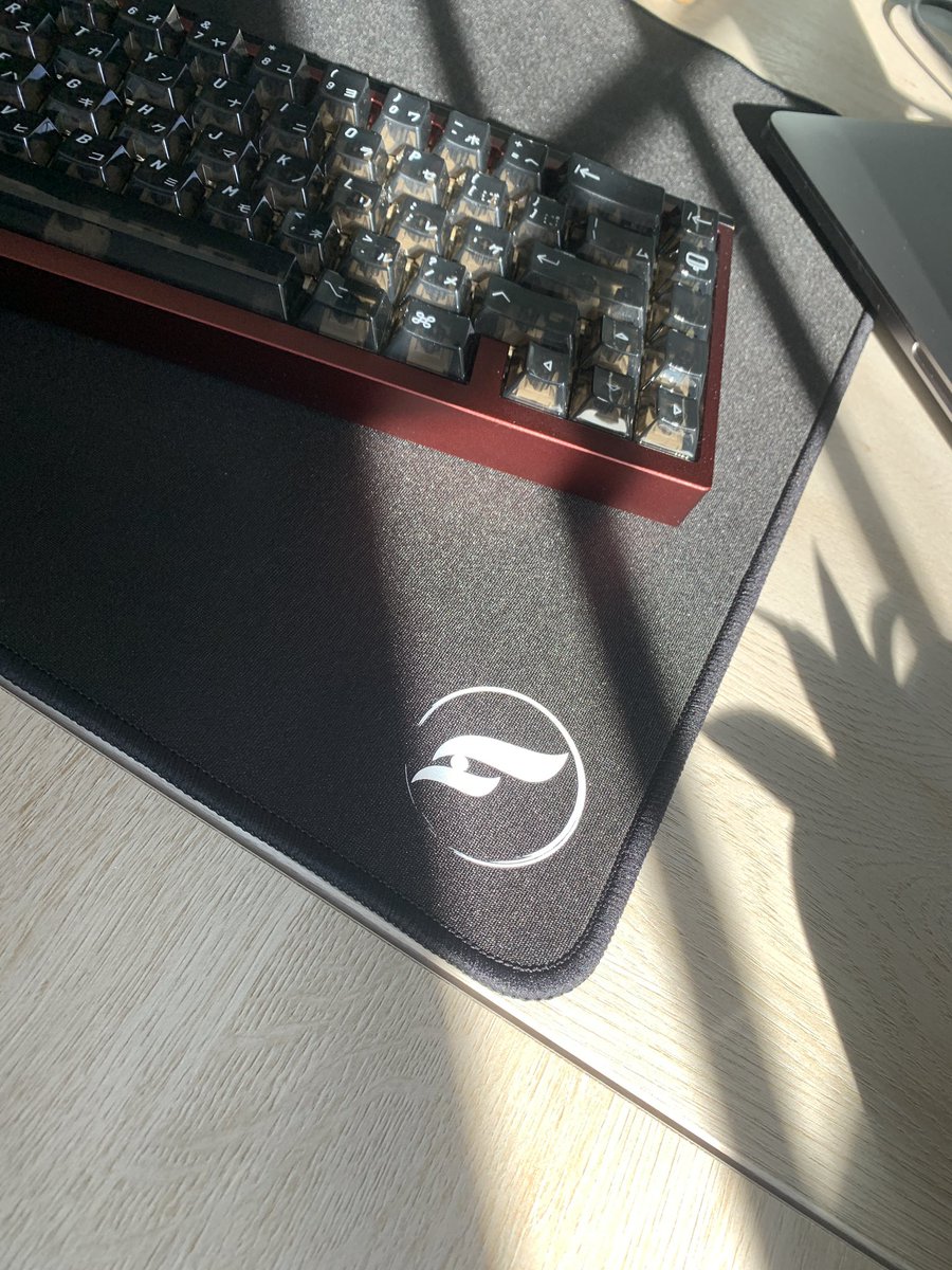 LRKeyboards's tweet image. Not much of a mousepad expert but this Andromeda is feeling smoooooth while gaming. Thanks @odingamingco for sending this over! Might have to check out the Aurora65 next