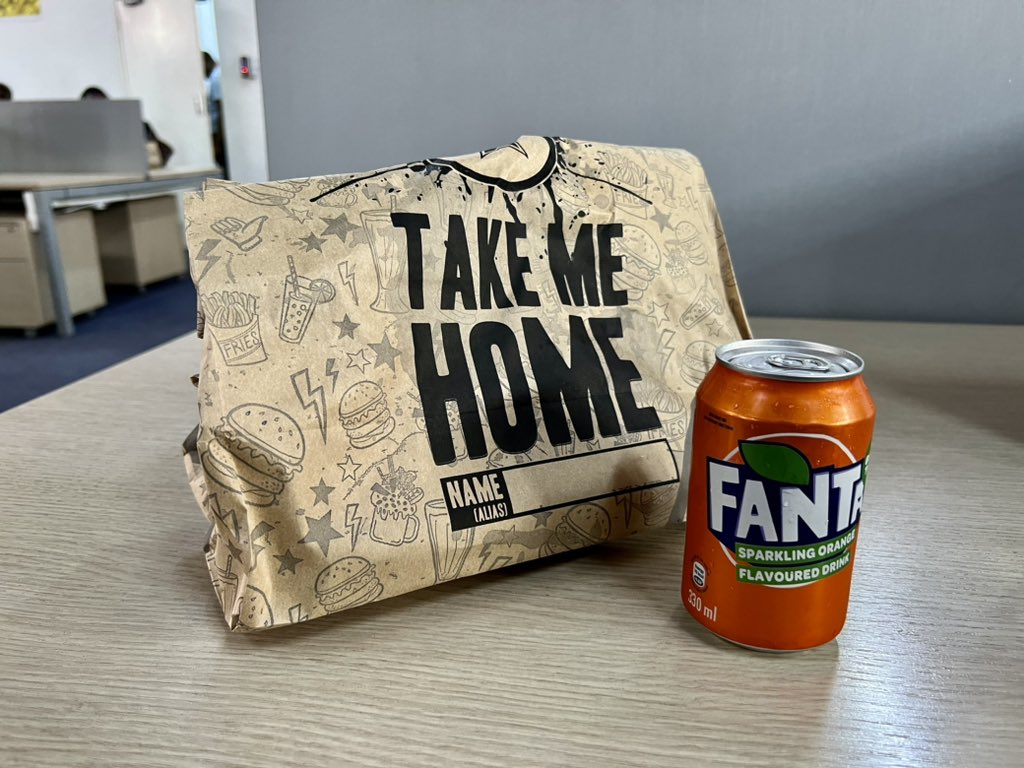 ZiFMStereo's tweet photo. Not @rocomamas storming into @econetzimbabwe Willowvale branch and giving out free burgers for lunch! Whaaaaaat? Yup! It was the Roco Mamas #BurgerBust and they too could be coming to your office and surprising you with some lunch! 

#NotNormal #BurgerBust https://t.co/PwkeFZ0xh0