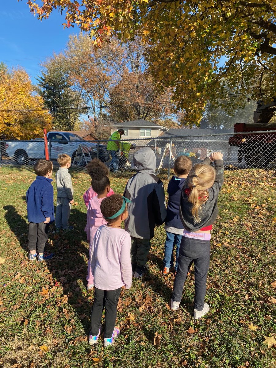LLOBauer's tweet photo. Renfro Pre-k supervising ⁦@CollinsvilleIL⁩ in their sidewalk repairs. #cusd10 #prek #renfrorocks #thekahokway #minisupervisors #cityofcollinsville https://t.co/j4bsXoEyR2