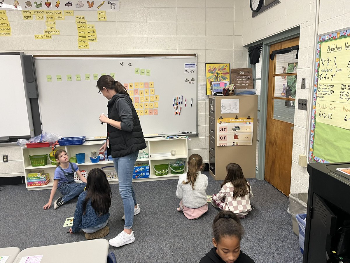 MtView07836's tweet photo. Differentiated Phonics groups in second grade @melandyk @MountOliveTSD https://t.co/ZgNxMP2QeS
