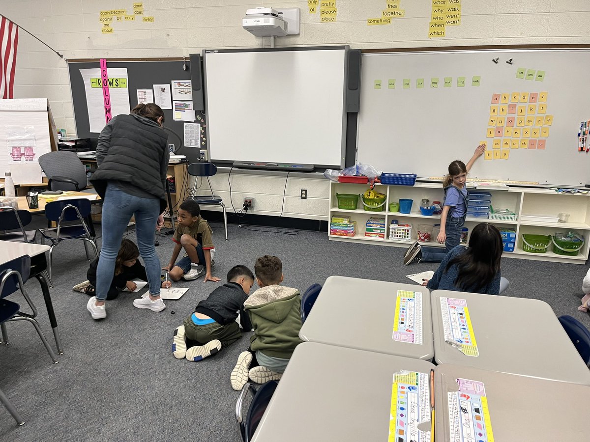 MtView07836's tweet photo. Differentiated Phonics groups in second grade @melandyk @MountOliveTSD https://t.co/ZgNxMP2QeS