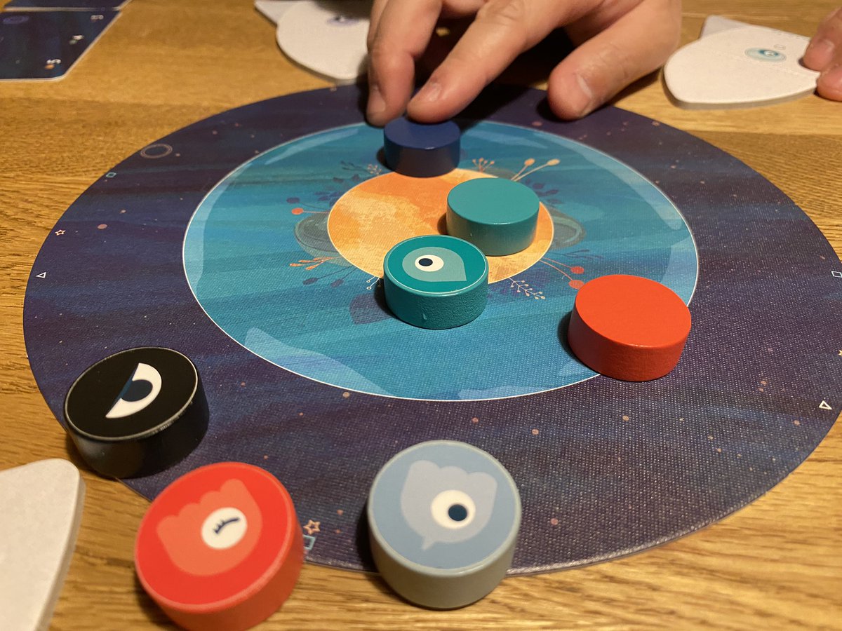 BREMEN_Games's tweet photo. ゲムマで『プラネピタ』ついにゲット🚀🚀🚀

コンポーネント可愛いいし、おはじき楽しいし、年齢関係なくプレイできる♪ こどもは朝から「プラネピタしよー」とせがみます。

5歳長男は弾くのめちゃ上手で圧勝。2歳次男は弾き方かなり独創的🤣だけど結構飛ぶから不思議。

#プラネピタ
#ゲムマ2022 https://t.co/antKLKEWcL