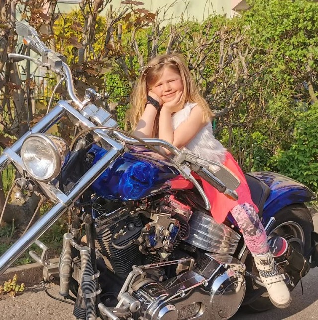 MimiandMoto's tweet photo. An excellent place just to chill and look cool. Photo: capiotolcitychopper #instagram

#chopper #chopperswapper #chopperlife #chopperstyle #choppersforever #bikergirl #girlswhoride #girlswhoridemotorcycles #choppers https://t.co/pAfiozAkb8