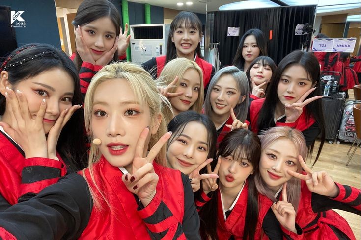 bluesouI_'s tweet photo. some of loona's surreal moments

— a thread:

#MAMAVOTE #loona https://t.co/OxV6LecRJV