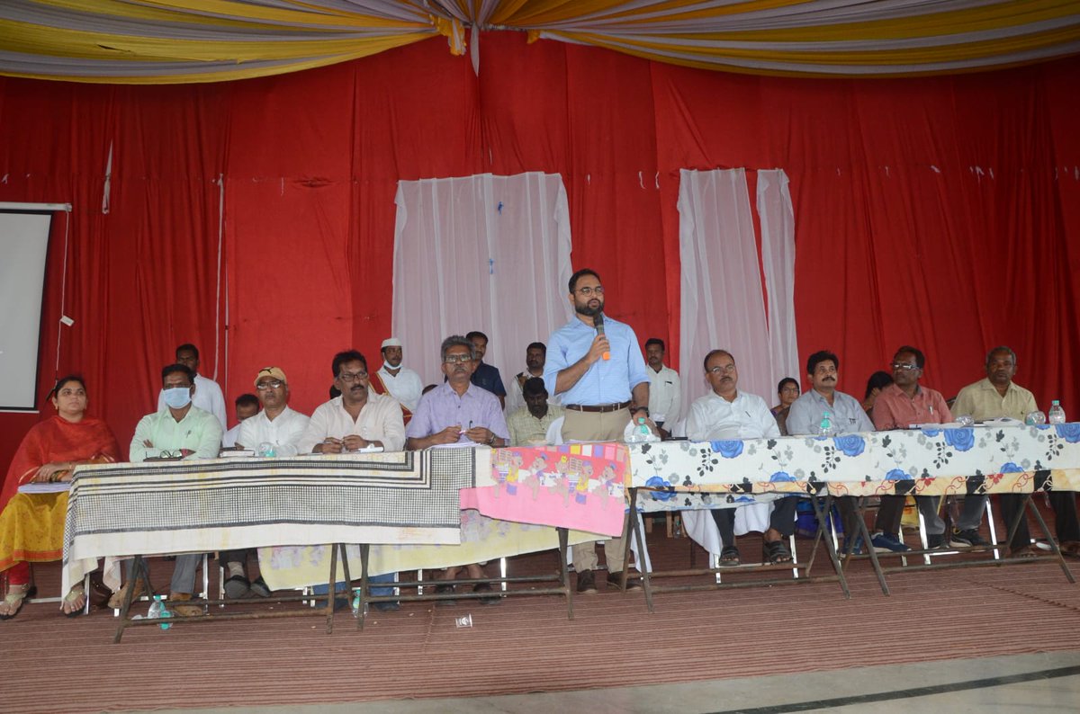 Collector_MBD's tweet photo. గురువారం మహబూబాబాద్ లోని యశోద గార్డెన్ లో ధాన్యం కొనుగోలు సజావుగా చేపట్టేందుకు అధికారులకు సిబ్బందికి శిక్షణా కార్యక్రమంలో AC Rev)తో కలిసి జిల్లా కలెక్టర్ కె.శశాంక పాల్గొన్నారు. ధాన్యం కొనుగోళ్లు సజావుగా జరిగేందుకు అధికారులు సిబ్బంది పారదర్శకంగా జవాబు దారి తనం తో పని చేయాలన్నారు. https://t.co/pIpQHvTPQN