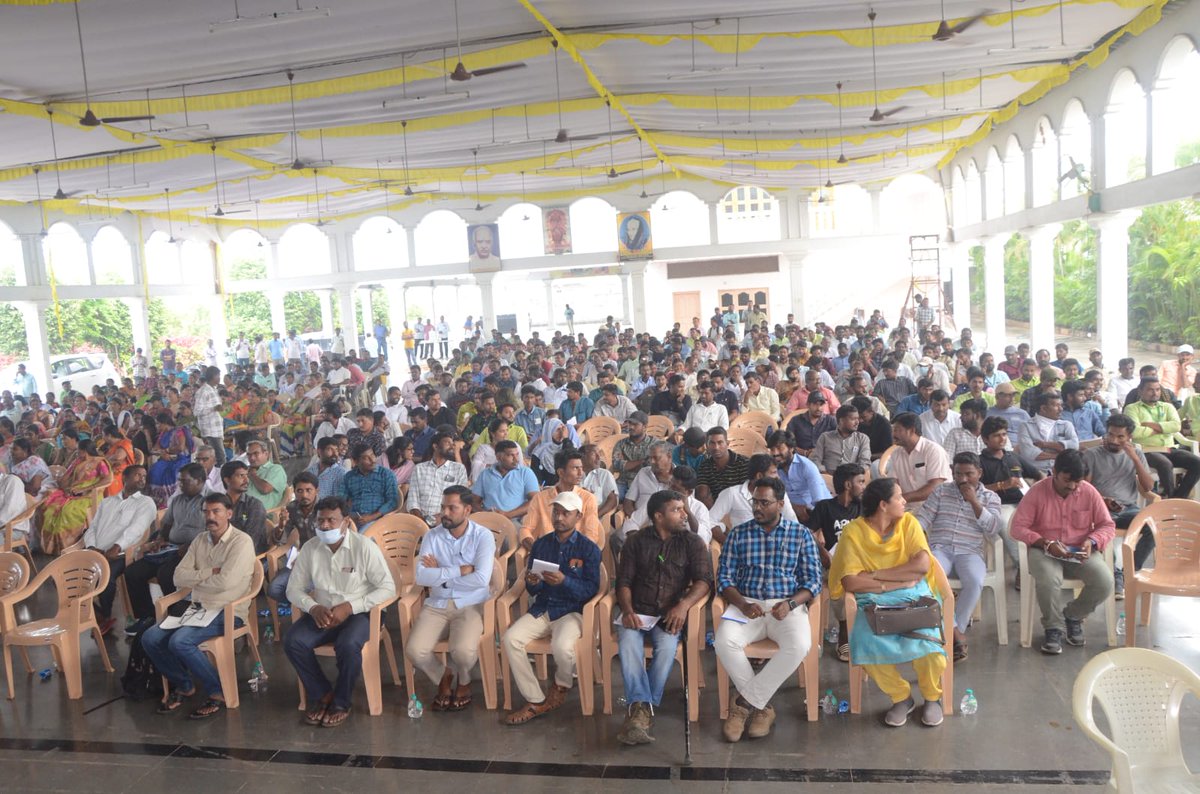 Collector_MBD's tweet photo. గురువారం మహబూబాబాద్ లోని యశోద గార్డెన్ లో ధాన్యం కొనుగోలు సజావుగా చేపట్టేందుకు అధికారులకు సిబ్బందికి శిక్షణా కార్యక్రమంలో AC Rev)తో కలిసి జిల్లా కలెక్టర్ కె.శశాంక పాల్గొన్నారు. ధాన్యం కొనుగోళ్లు సజావుగా జరిగేందుకు అధికారులు సిబ్బంది పారదర్శకంగా జవాబు దారి తనం తో పని చేయాలన్నారు. https://t.co/pIpQHvTPQN