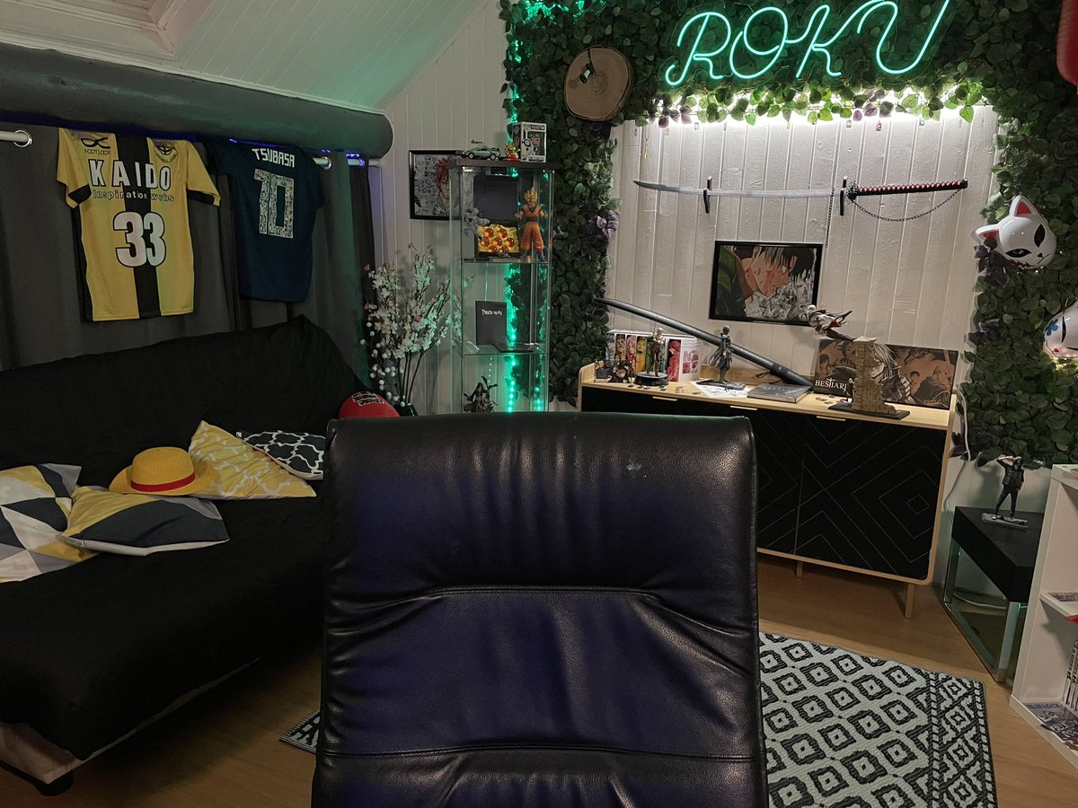 RokuLeVrai's tweet photo. Vu qu’il est incroyable, j’vous partage mon décor pour YouTube : https://t.co/hAGLbQrn5i
