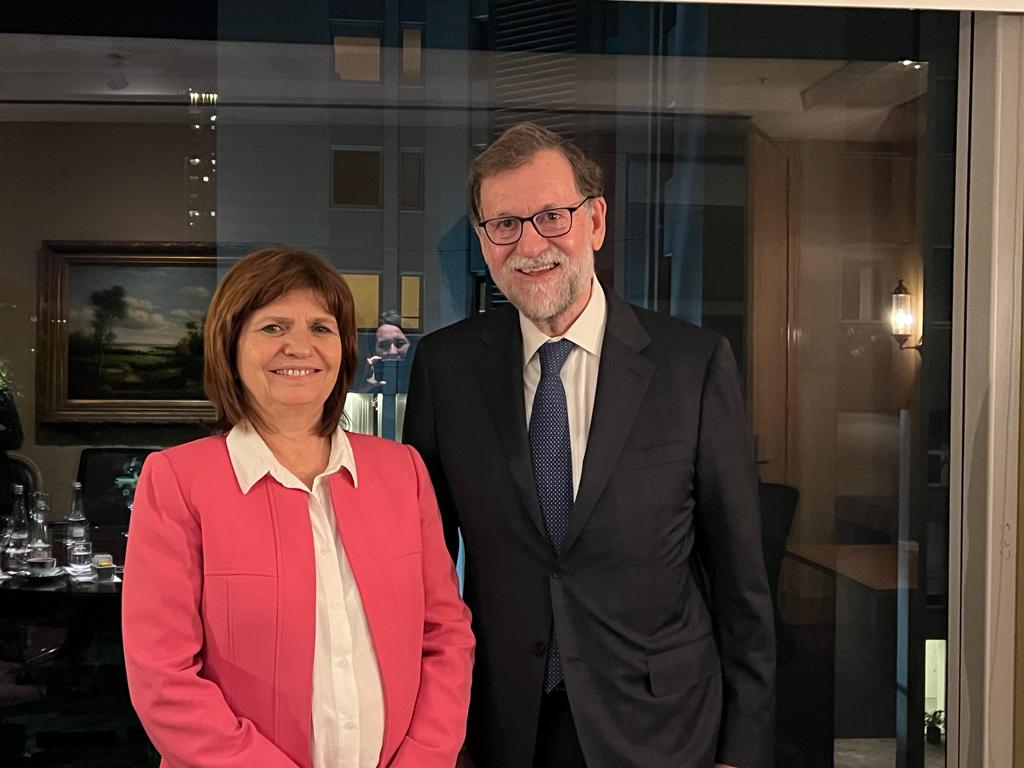 Mariano Rajoy Brey (@marianorajoy) on Twitter photo Ha sido un honor participar en el 12 foro de <a href="/abeceb/">ABECEB</a> junto a los presidentes <a href="/mauriciomacri/">Mauricio Macri</a> <a href="/sebastianpinera/">Sebastian Piñera</a> y <a href="/AlvaroUribeVel/">Álvaro Uribe Vélez</a>. Una buena oportunidad para hablar del peligro de los populismos y la importancia de reforzar las democracias. Ha sido un honor participar en el 12 foro de <a href="/abeceb/">ABECEB</a> junto a los presidentes <a href="/mauriciomacri/">Mauricio Macri</a> <a href="/sebastianpinera/">Sebastian Piñera</a> y <a href="/AlvaroUribeVel/">Álvaro Uribe Vélez</a>. Una buena oportunidad para hablar del peligro de los populismos y la importancia de reforzar las democracias.