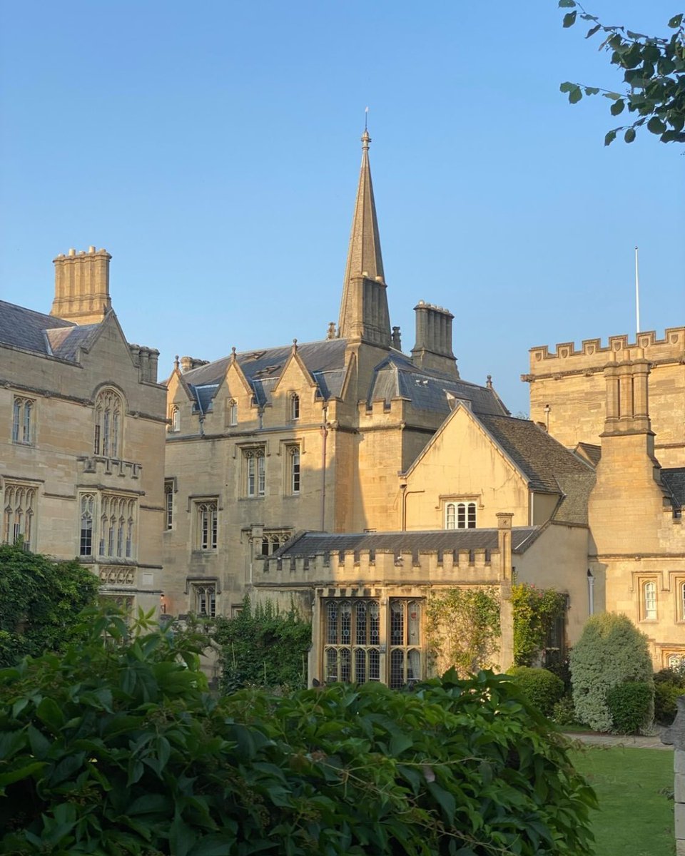 OxbridgeByWS's tweet photo. Three cheers for picture-perfect summer days ☀️ 

📸 McKenna, Oxford Tradition 🇬🇧 

#OxbridgePrograms #OxTrad https://t.co/yA7AUoAZtC