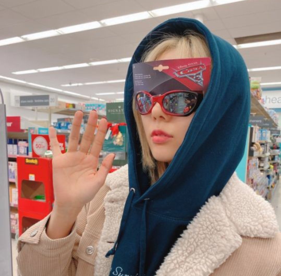 RavenWings84's tweet photo. With all of the weird cheating accusations we’ve been getting, I think it’s a good day for some memes. Here’s our 🐶 Yoohyeon being a walking meme. 

#MAMAVOTE #Dreamcatcher https://t.co/gRr648s9fq