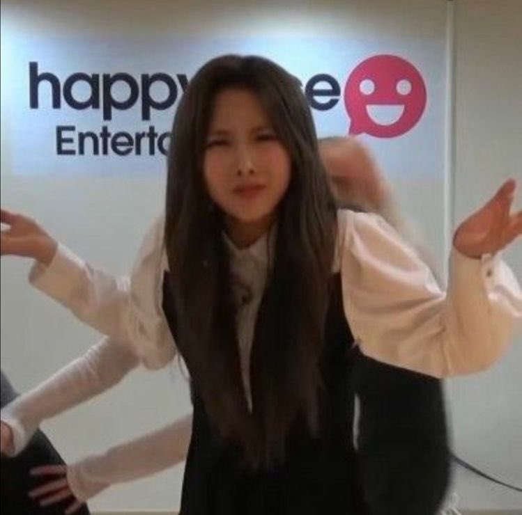 RavenWings84's tweet photo. With all of the weird cheating accusations we’ve been getting, I think it’s a good day for some memes. Here’s our 🐶 Yoohyeon being a walking meme. 

#MAMAVOTE #Dreamcatcher https://t.co/gRr648s9fq