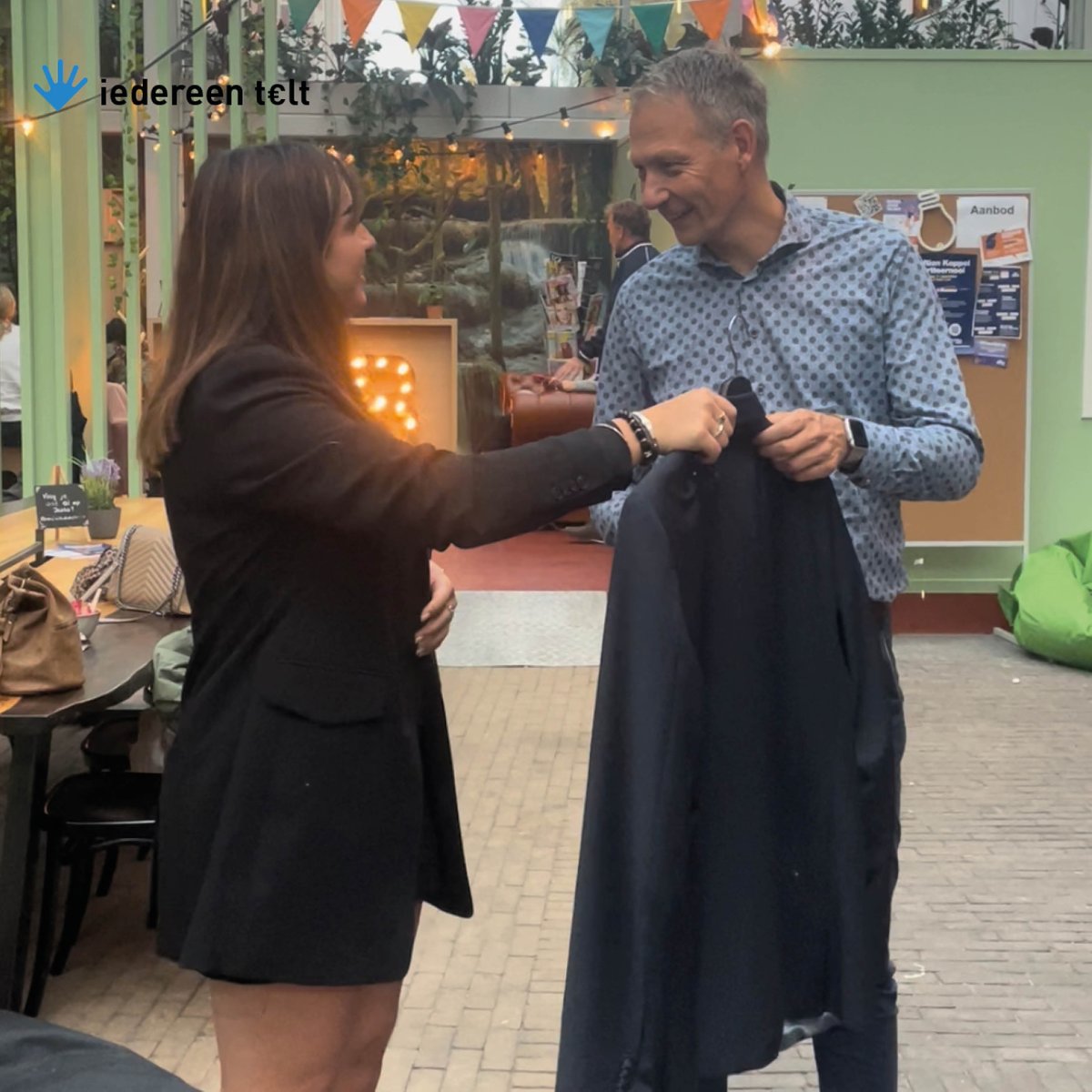 Naar aanleiding van de #WeekvandeArmoede vraagt #DeltionCollege deze week extra aandacht voor de strijd tegen armoede. Met een Pop-Up Closet Swap wordt kleding ingezameld voor en door studenten. Wethouder kansengelijkheid Michiel van Willigen kwam langs en doneerde kleding.
