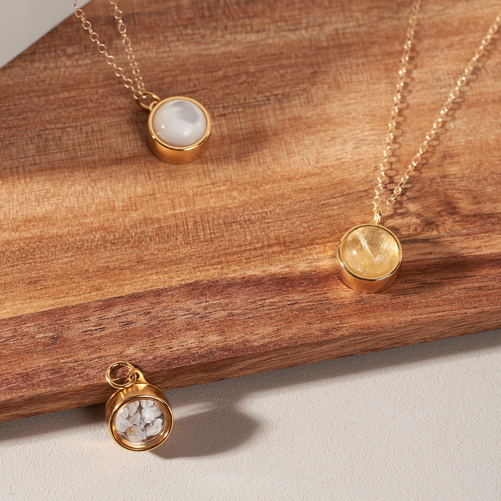 UrnsForAngels's tweet photo. Our Gold Memorial Self-fill Ashes Jewellery are beautiful pieces that allow you to express the love you hold for your dearly departed, by keeping them close to you eternally.💛

#MemorialJewellery #Urnsforangels #AshesJewellery https://t.co/4fIden9nI9