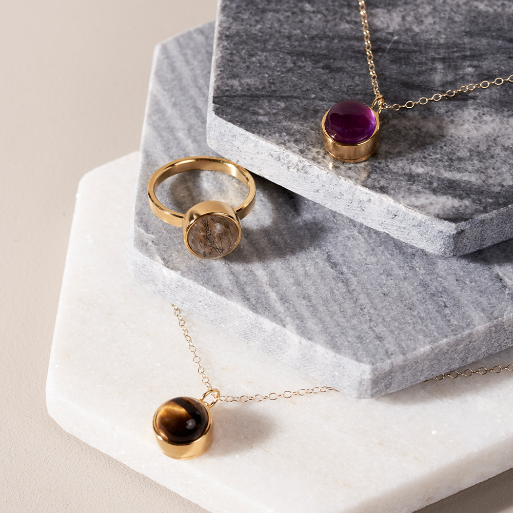 UrnsForAngels's tweet photo. Our Gold Memorial Self-fill Ashes Jewellery are beautiful pieces that allow you to express the love you hold for your dearly departed, by keeping them close to you eternally.💛

#MemorialJewellery #Urnsforangels #AshesJewellery https://t.co/4fIden9nI9