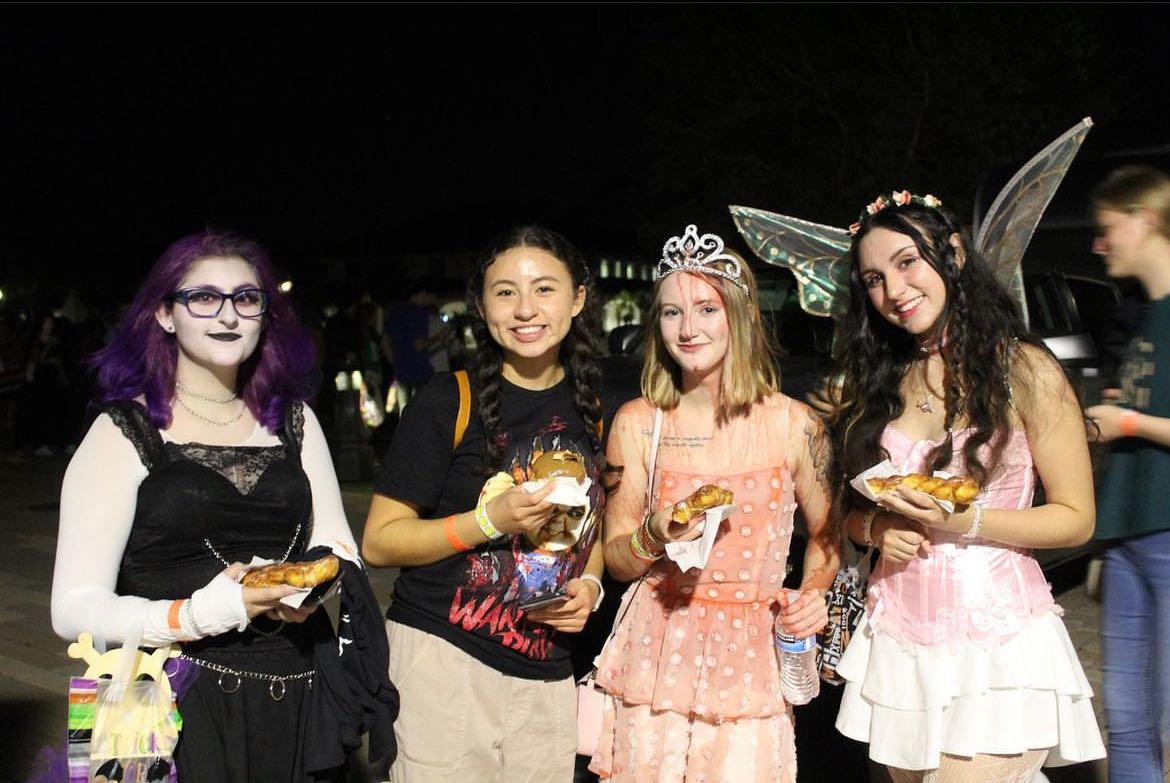 fgcu's tweet photo. It was a spooky good time at EagleBOOlooza with @fgcu_pb! 💀🍬 https://t.co/spZzcmKTm2