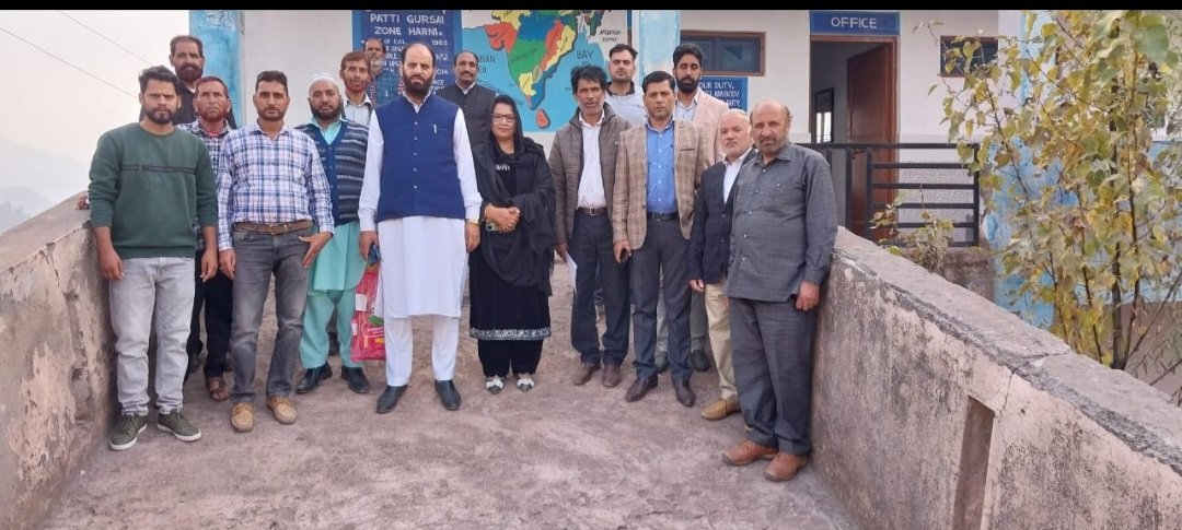 AltafKas's tweet photo. During B2v4 in Gursai Phamranar Panchayat ..a wonderful initiative launched by Our Govt to bring the administration at the door steps of common masses 1/2 #JammuAndKashmir
#BackToVillage4 
@PMOIndia
@OfficeOfLGJandK @diprjk @DICPoonch https://t.co/AVLGmpkgg5