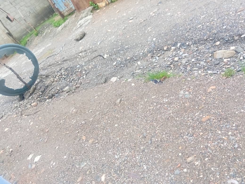 ErickaRerickac1's tweet image. #03Nov22 desde Villas de Nazareno parroquia Juan de Villegas hacemos un llamado a los entes gubernamentales.Las calles principales están cediendo.,los vecinos solicitan pavimentación o engranzonamiento para evitar daños mayores productos de las lluvias . @AdolfoP_Oficial