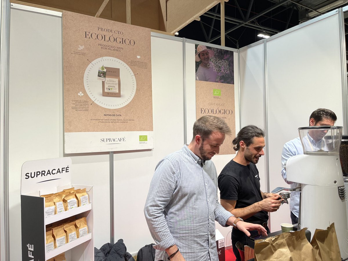 Promocionando el café de la Asociación de Mujeres Caficultoras del Cauca AMUCC en Biocultura <a href="/CaemMadrid/">CAEM</a> con el equipo de <a href="/supracafeesp/">SUPRACAFÉ</a>. Excepcional café orgánico producido con todo el esmero de nuestras mujeres caficultoras.