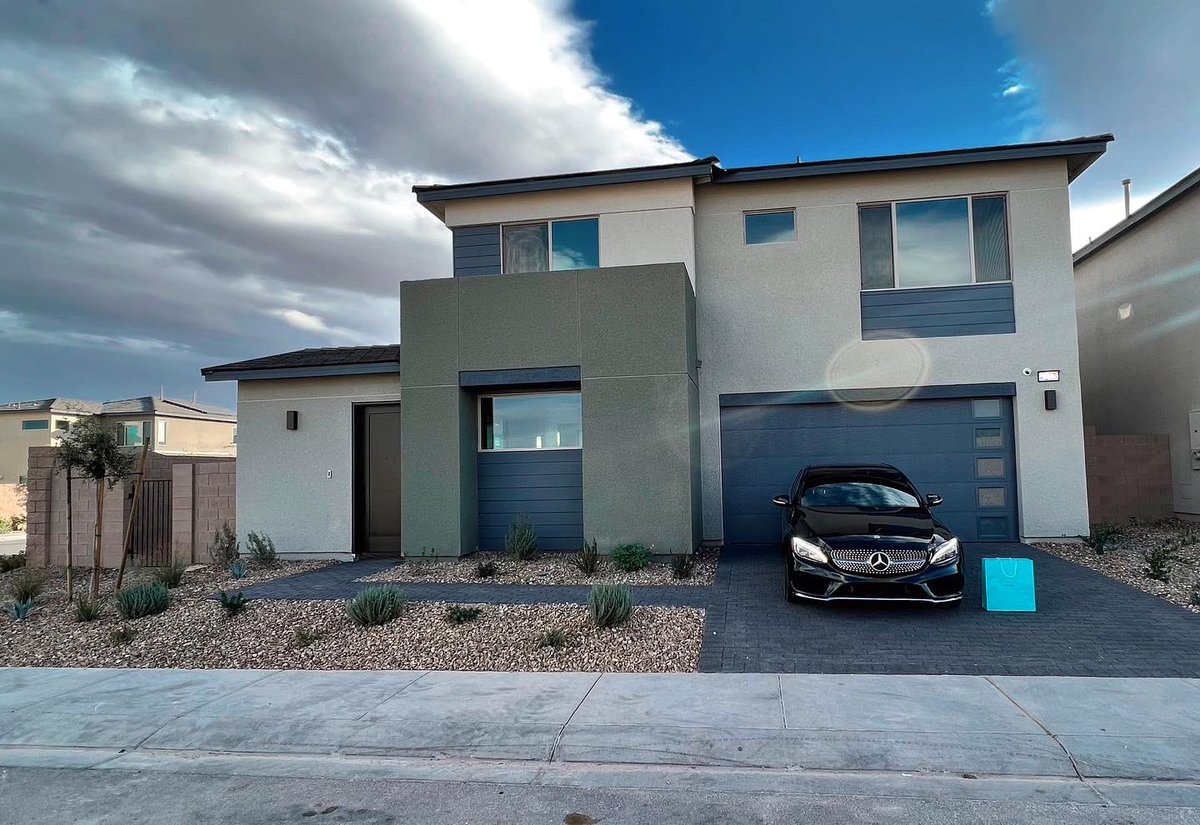 _MichaelOrtega's tweet photo. After 9 long months of construction, my new home is finally complete 🏡🗝️🔒 Thank you @TriPointeHomes in Las Vegas https://t.co/vcfux7N6Yy