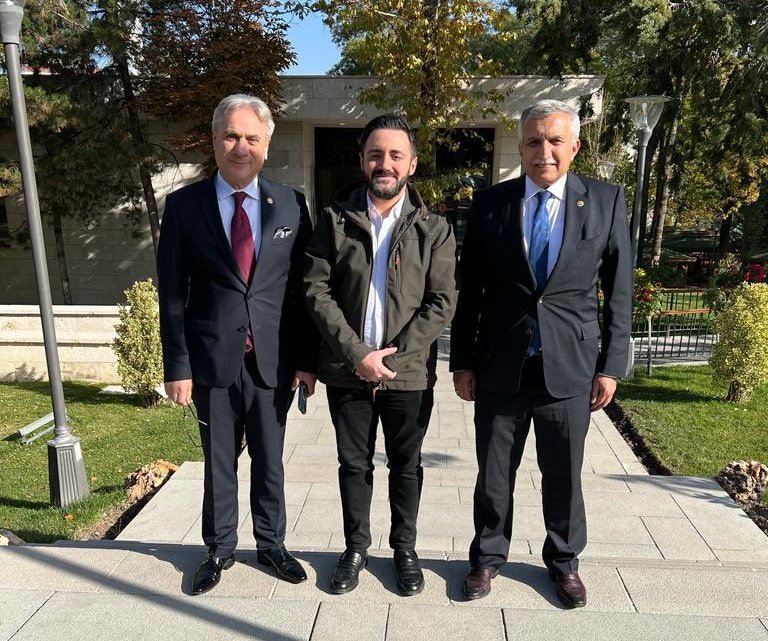 Atama bekleyen öğretmenlere bugün çok güzel bir etkinlik yaptı.

Hem TBMM'de çok sayıda vekille görüştüler hem de sosyal medya gündeminde 5-6 saat zirvede kaldılar.
Seslerini duymayan kalmadı.

Artık yetkililer de bu sese kulak vermeli ve gereğini yapmalı.
#YüzbinÖğretmenMecliste