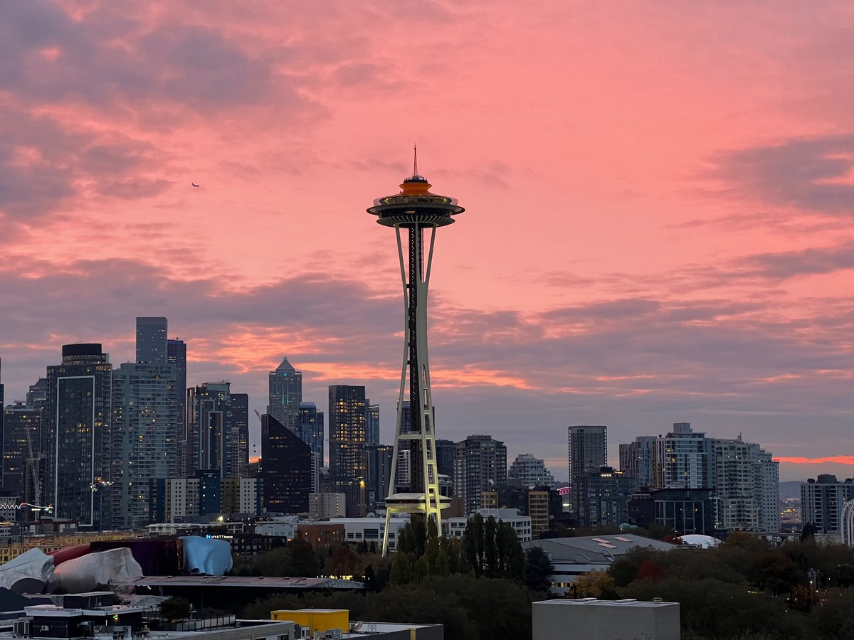 polkiewicz's tweet photo. Beautiful sunrise in Seattle. @KSeattleWeather @NWS https://t.co/1lWyhfTtAQ