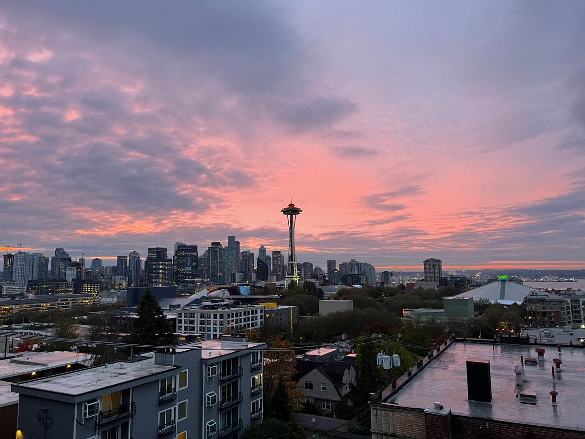 polkiewicz's tweet photo. Beautiful sunrise in Seattle. @KSeattleWeather @NWS https://t.co/1lWyhfTtAQ
