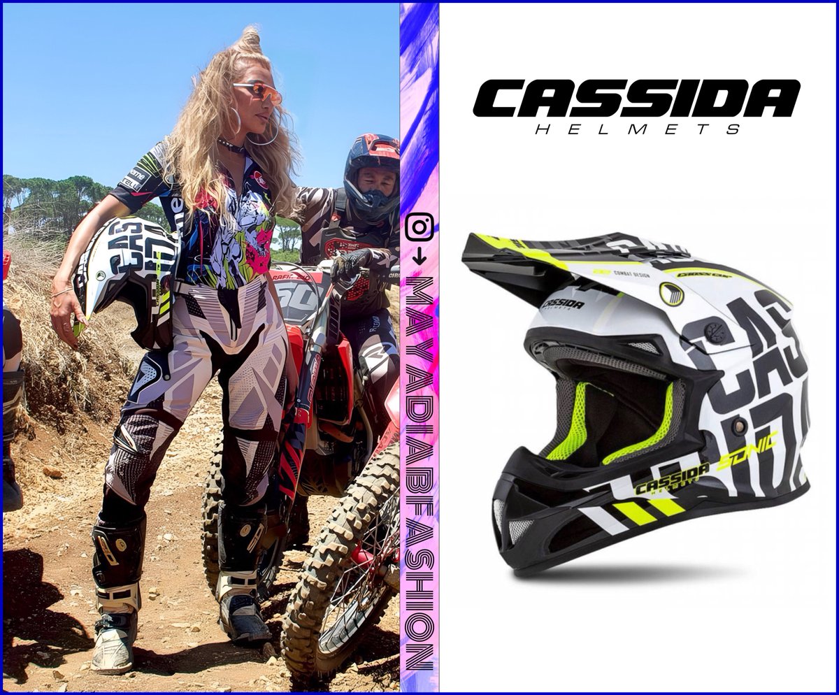MayaDiabFashion's tweet photo. #MayaDiab carried Cross Cup Sonic #Helmet by #Cassida in her new music video #Diali 🏁
#MayaDiabFashion #Diabers @mayadiab
#مايا_دياب #ديالي https://t.co/ViTzQ3XMrQ