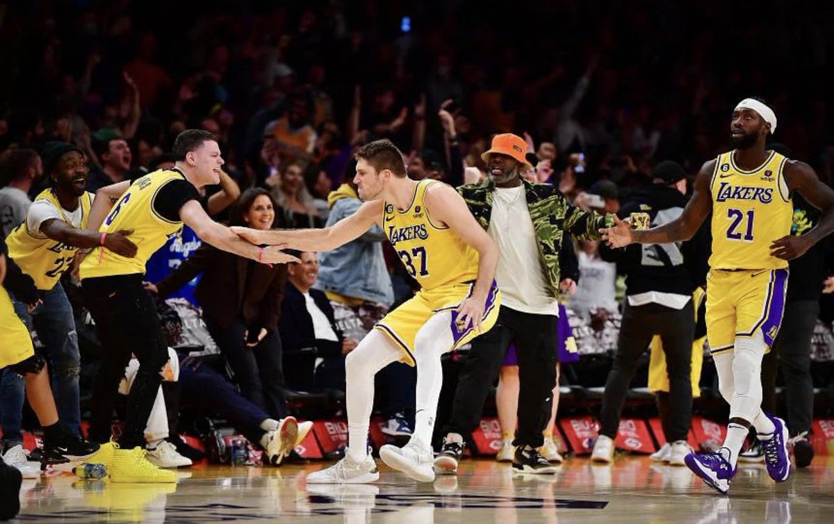 Famouslos32 tweet media