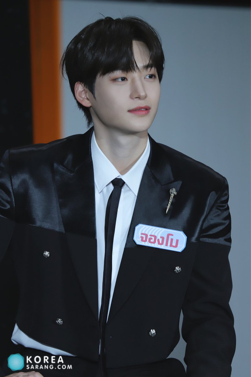 koreasarangnews's tweet photo. [FOCUS] 2022 CRAVITY THE 1st FAN-CON 'CENTER OF GRAVITY' IN BANGKOK Presscon

#CRAVITYFANCONinBKK 
#CRAVITY #크래비티 #KRS #JUNGMO #정모  #WelcomeCRAVITYtoThailand https://t.co/s8qwL4U3Zs
