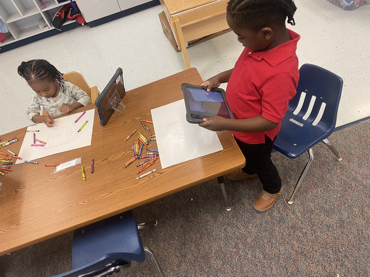 HFBPreK's tweet photo. Students using their iPads to help them create self portraits 🤩 @HFBAllStars #hfbtweets https://t.co/Nf1rjm2ary